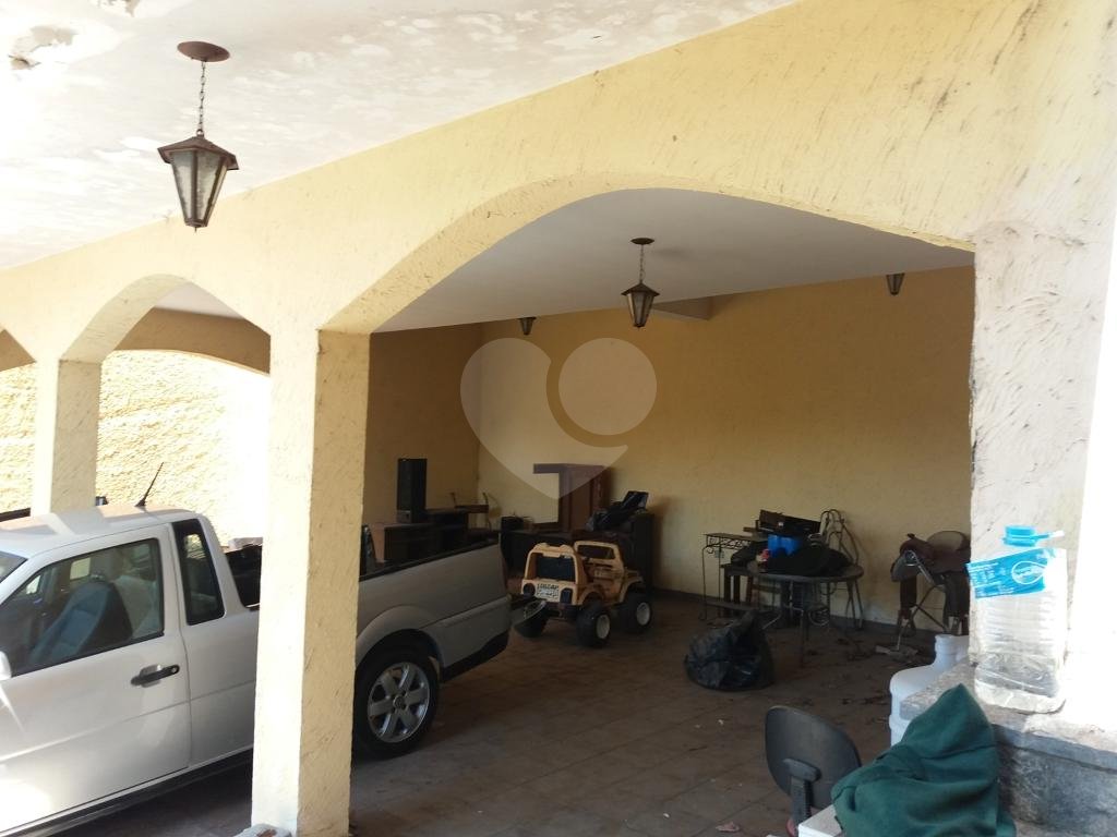 Ampla residência à venda na Vila Albertina, em local tranquilo, todo arborizado