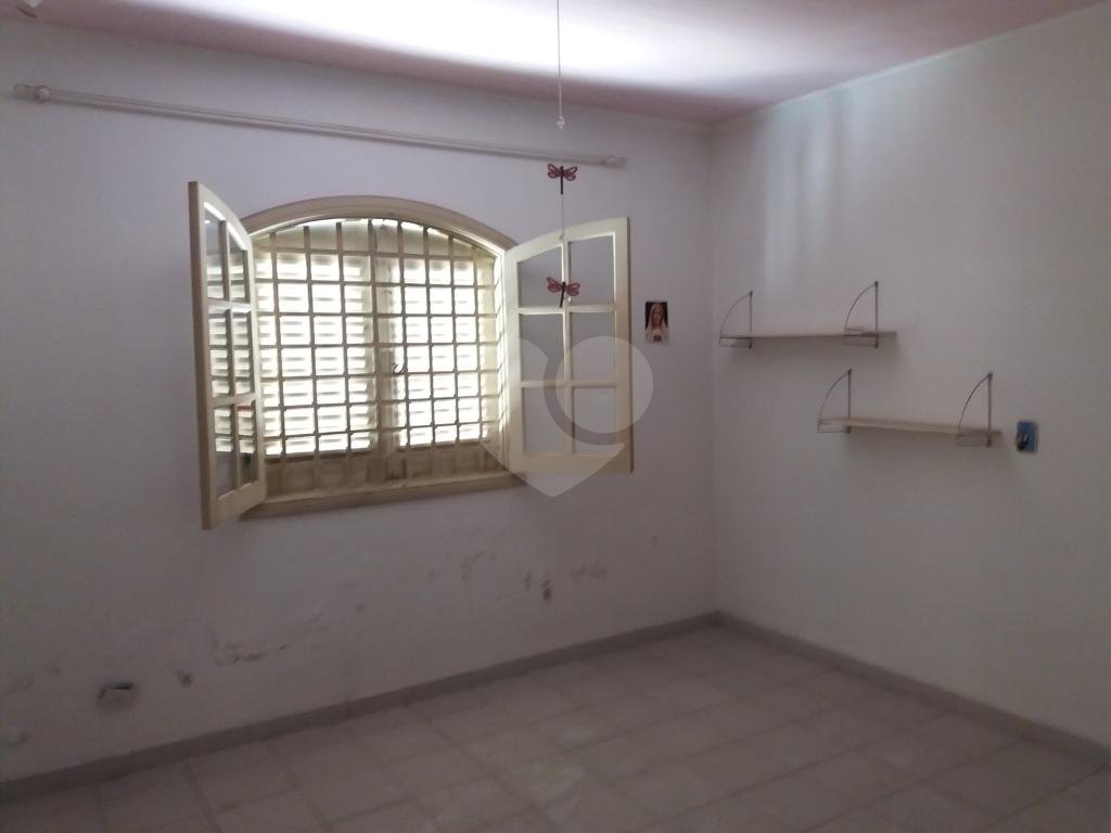 Ampla residência à venda na Vila Albertina, em local tranquilo, todo arborizado