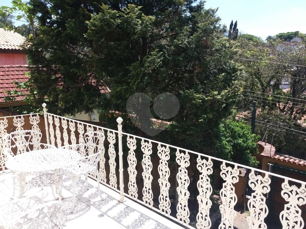Ampla residência à venda na Vila Albertina, em local tranquilo, todo arborizado