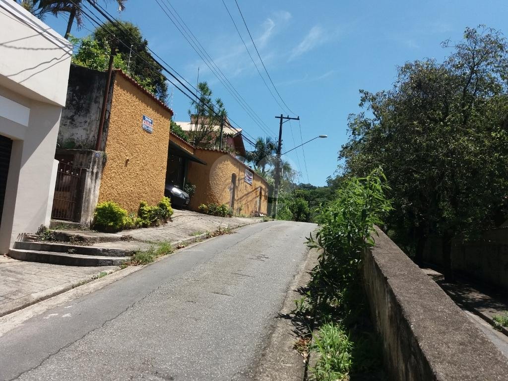 Ampla residência à venda na Vila Albertina, em local tranquilo, todo arborizado