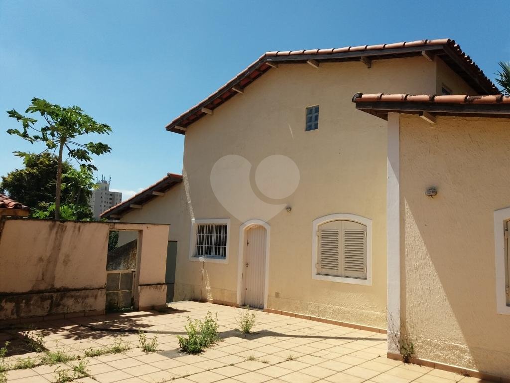 Ampla residência à venda na Vila Albertina, em local tranquilo, todo arborizado