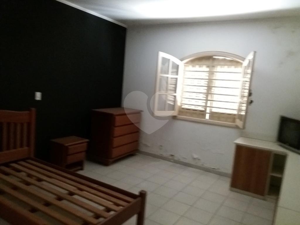Ampla residência à venda na Vila Albertina, em local tranquilo, todo arborizado