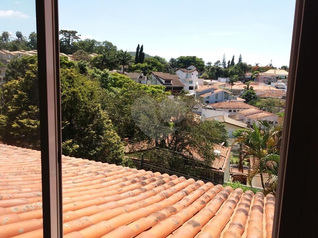 Ampla residência à venda na Vila Albertina, em local tranquilo, todo arborizado