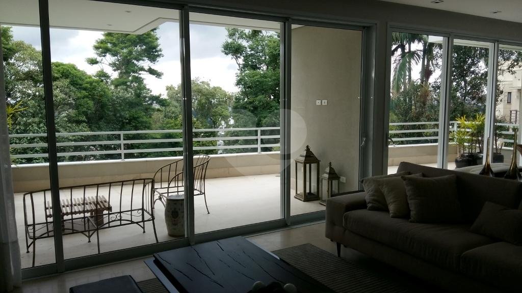 Casa de altíssimo padrão em Condomínio dentro de reserva Florestal