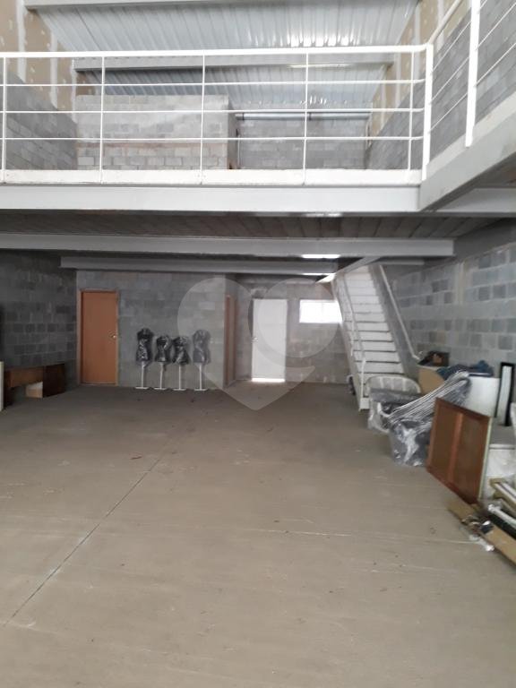 Excelente galpão, em condomínio empresarial, de 180 metros,com frente envidraçada, ótima localização