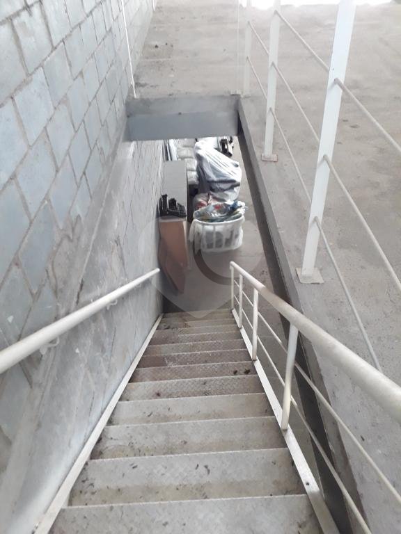Excelente galpão, em condomínio empresarial, de 180 metros,com frente envidraçada, ótima localização