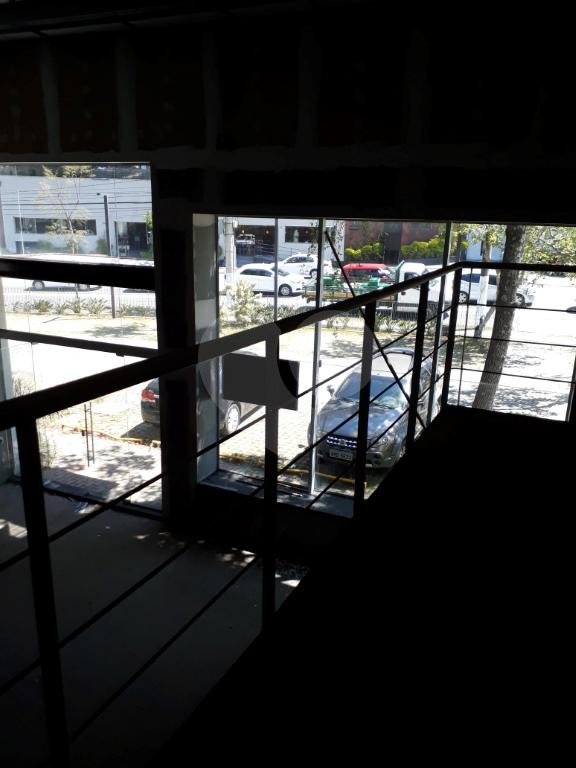 Excelente galpão, em condomínio empresarial, de 180 metros,com frente envidraçada, ótima localização