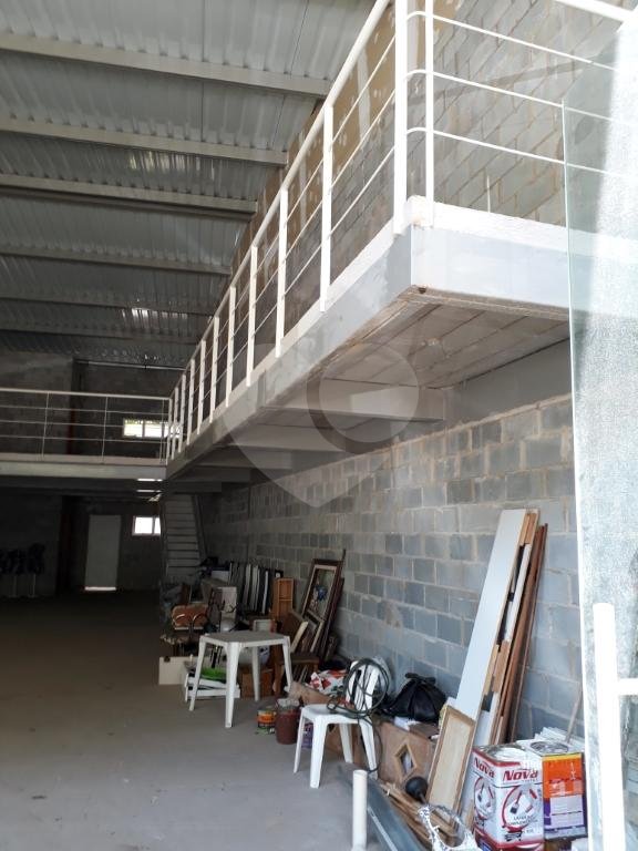 Excelente galpão, em condomínio empresarial, de 180 metros,com frente envidraçada, ótima localização