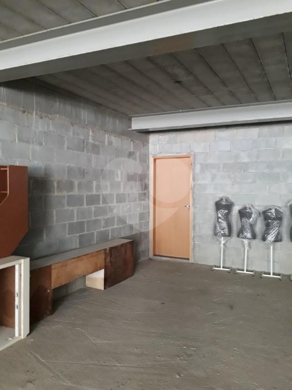 Excelente galpão, em condomínio empresarial, de 180 metros,com frente envidraçada, ótima localização