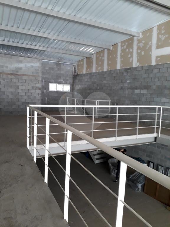 Excelente galpão, em condomínio empresarial, de 180 metros,com frente envidraçada, ótima localização