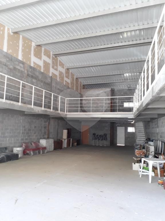 Excelente galpão, em condomínio empresarial, de 180 metros,com frente envidraçada, ótima localização