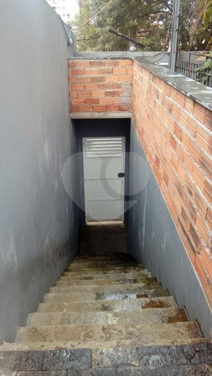 Casa térrea, em rua larga, no bairro de Santa Teresinha