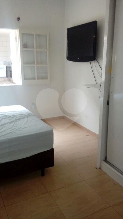 Casa térrea, em rua larga, no bairro de Santa Teresinha