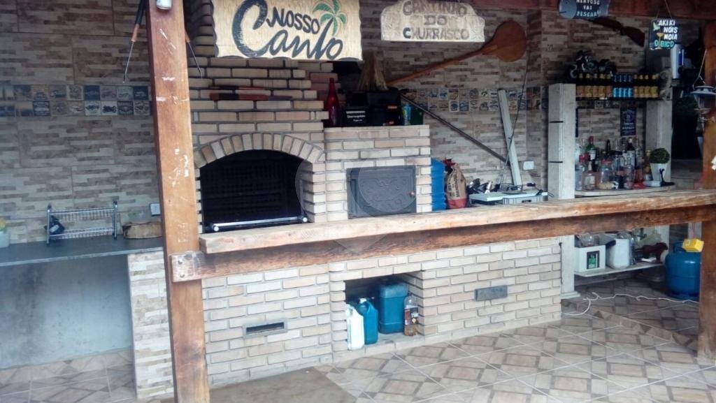Casa térrea, em rua larga, no bairro de Santa Teresinha