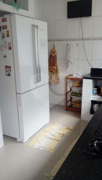 Casa térrea, em rua larga, no bairro de Santa Teresinha