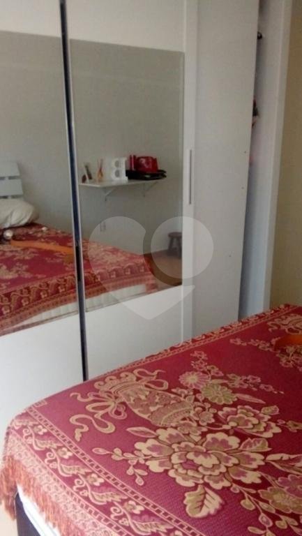 Casa térrea, em rua larga, no bairro de Santa Teresinha
