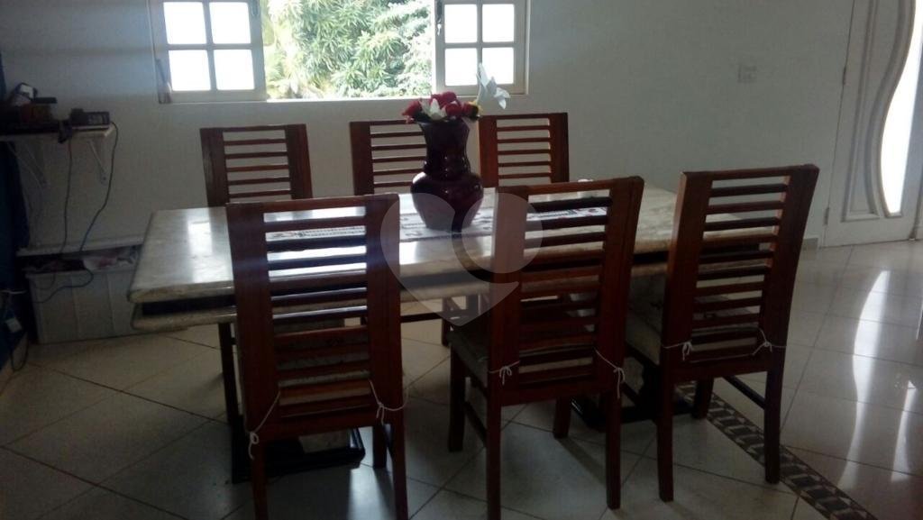 Casa térrea, em rua larga, no bairro de Santa Teresinha