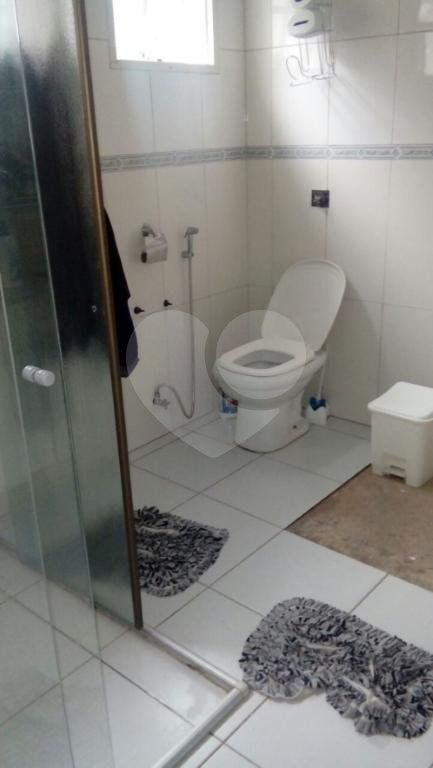 Casa térrea, em rua larga, no bairro de Santa Teresinha