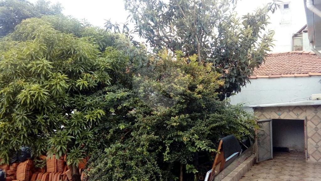 Casa térrea, em rua larga, no bairro de Santa Teresinha