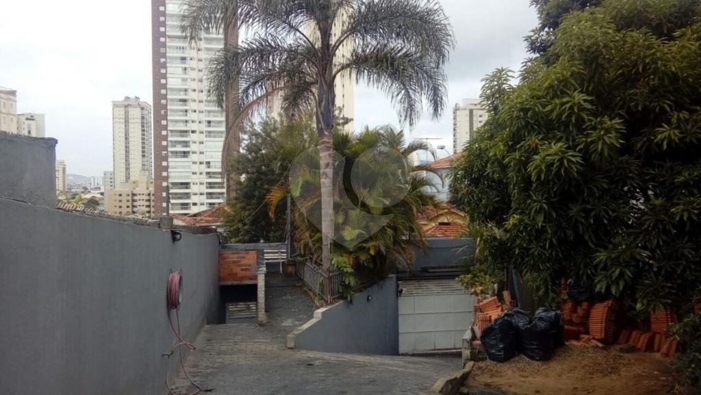 Casa térrea, em rua larga, no bairro de Santa Teresinha