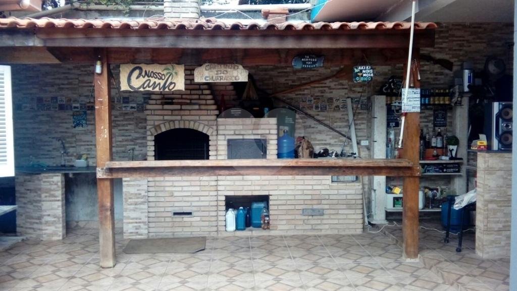 Casa térrea, em rua larga, no bairro de Santa Teresinha
