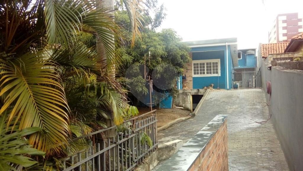 Casa térrea, em rua larga, no bairro de Santa Teresinha