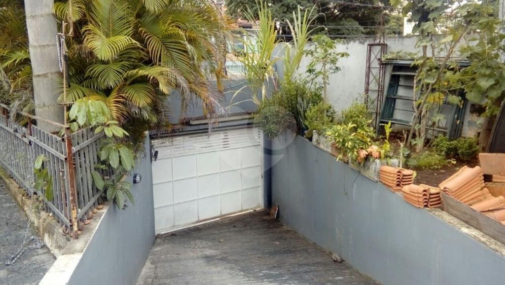 Casa térrea, em rua larga, no bairro de Santa Teresinha