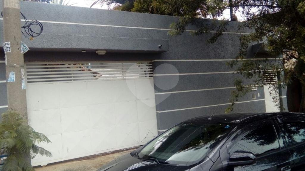 Casa térrea, em rua larga, no bairro de Santa Teresinha