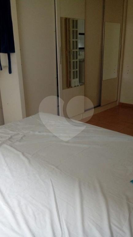 Casa térrea, em rua larga, no bairro de Santa Teresinha