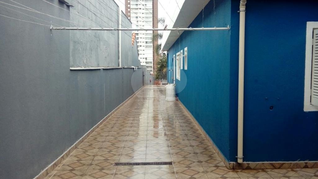 Casa térrea, em rua larga, no bairro de Santa Teresinha