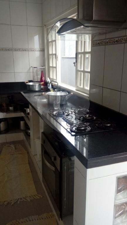 Casa térrea, em rua larga, no bairro de Santa Teresinha