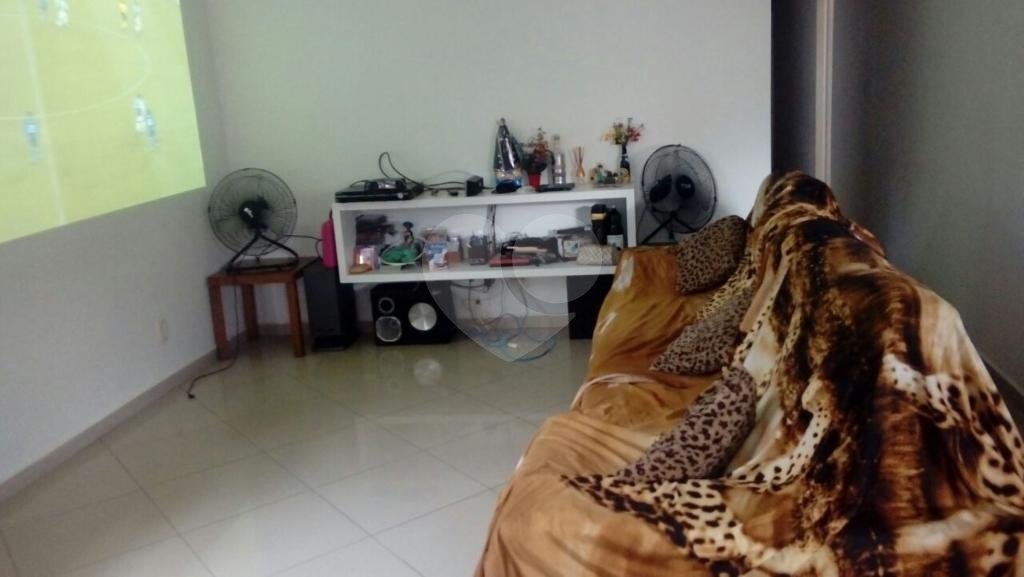 Casa térrea, em rua larga, no bairro de Santa Teresinha
