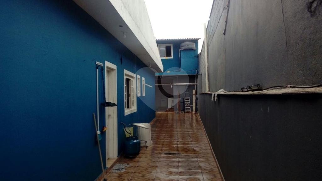 Casa térrea, em rua larga, no bairro de Santa Teresinha