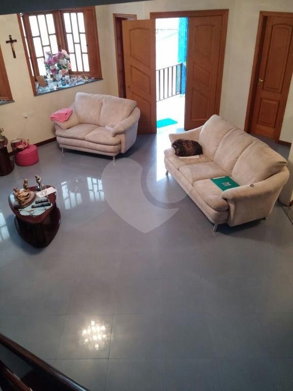 Casa assobradada com 3 suites , sendo uma master com hidromassagem e terraço, lavabo 6 vagas