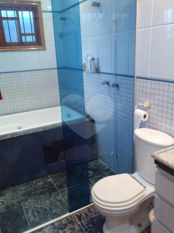 Casa assobradada com 3 suites , sendo uma master com hidromassagem e terraço, lavabo 6 vagas