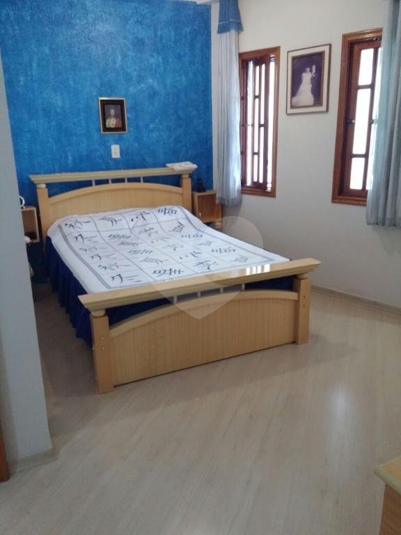 Casa assobradada com 3 suites , sendo uma master com hidromassagem e terraço, lavabo 6 vagas