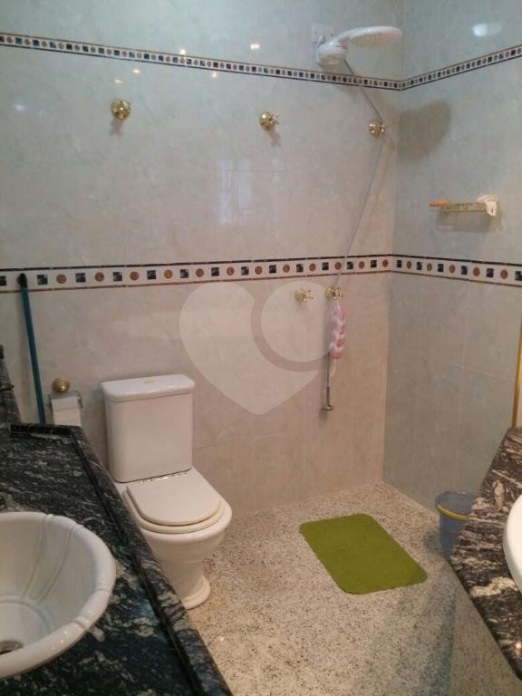 Casa assobradada com 3 suites , sendo uma master com hidromassagem e terraço, lavabo 6 vagas
