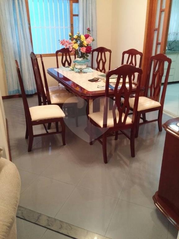 Casa assobradada com 3 suites , sendo uma master com hidromassagem e terraço, lavabo 6 vagas