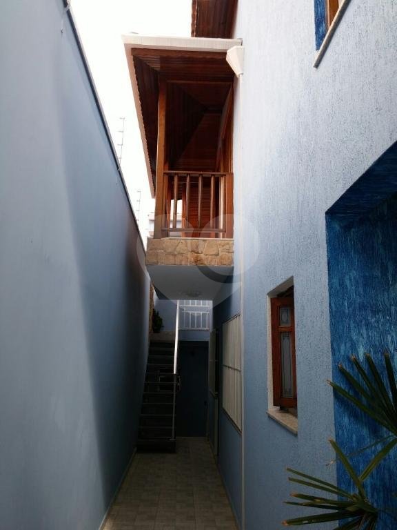 Casa assobradada com 3 suites , sendo uma master com hidromassagem e terraço, lavabo 6 vagas