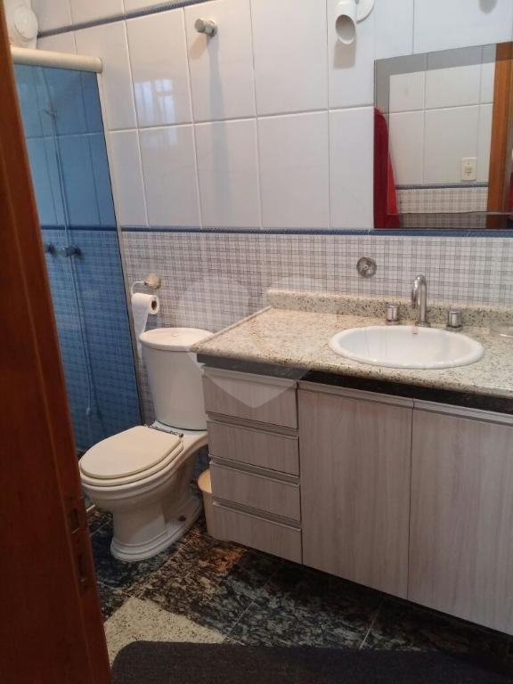 Casa assobradada com 3 suites , sendo uma master com hidromassagem e terraço, lavabo 6 vagas