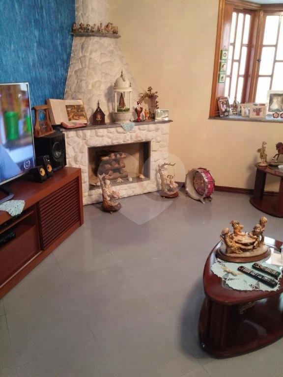 Casa assobradada com 3 suites , sendo uma master com hidromassagem e terraço, lavabo 6 vagas