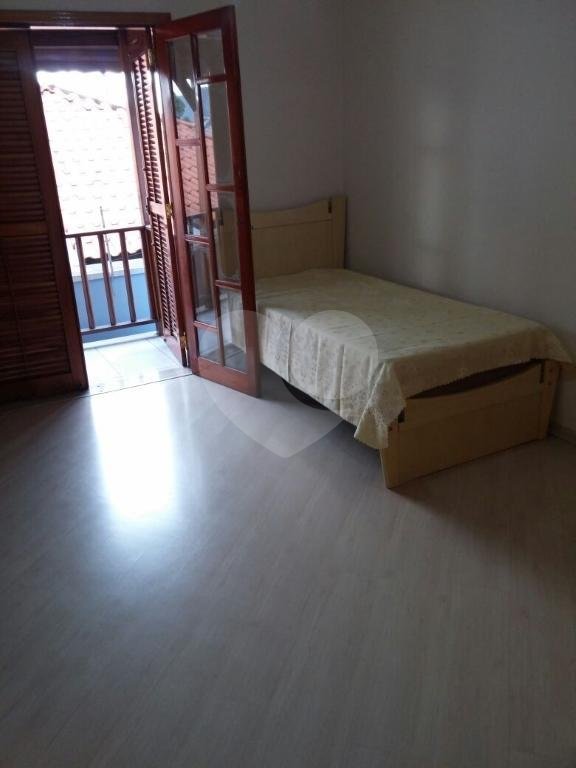 Casa assobradada com 3 suites , sendo uma master com hidromassagem e terraço, lavabo 6 vagas
