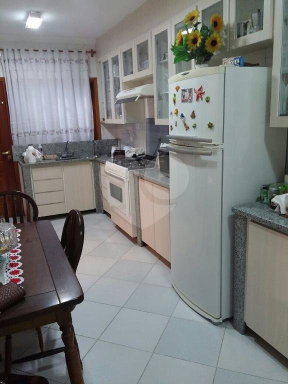 Casa assobradada com 3 suites , sendo uma master com hidromassagem e terraço, lavabo 6 vagas