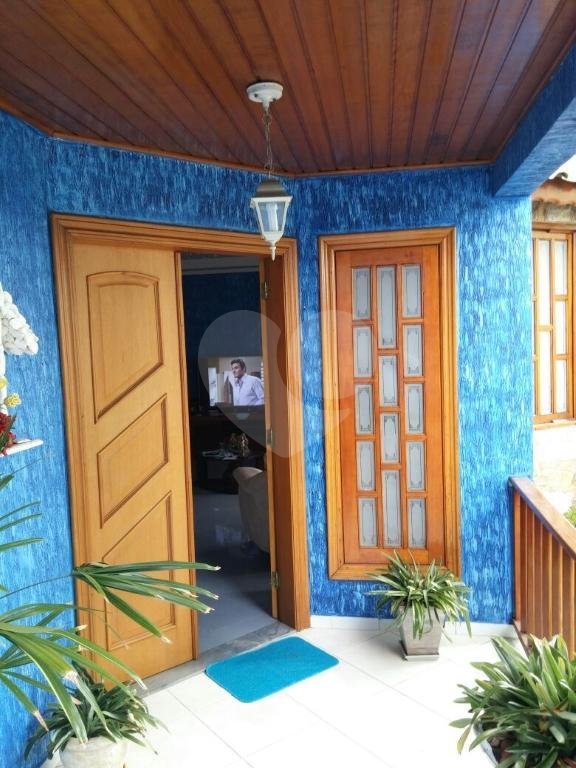 Casa assobradada com 3 suites , sendo uma master com hidromassagem e terraço, lavabo 6 vagas