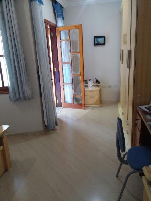 Casa assobradada com 3 suites , sendo uma master com hidromassagem e terraço, lavabo 6 vagas