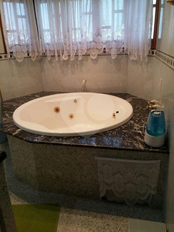 Casa assobradada com 3 suites , sendo uma master com hidromassagem e terraço, lavabo 6 vagas