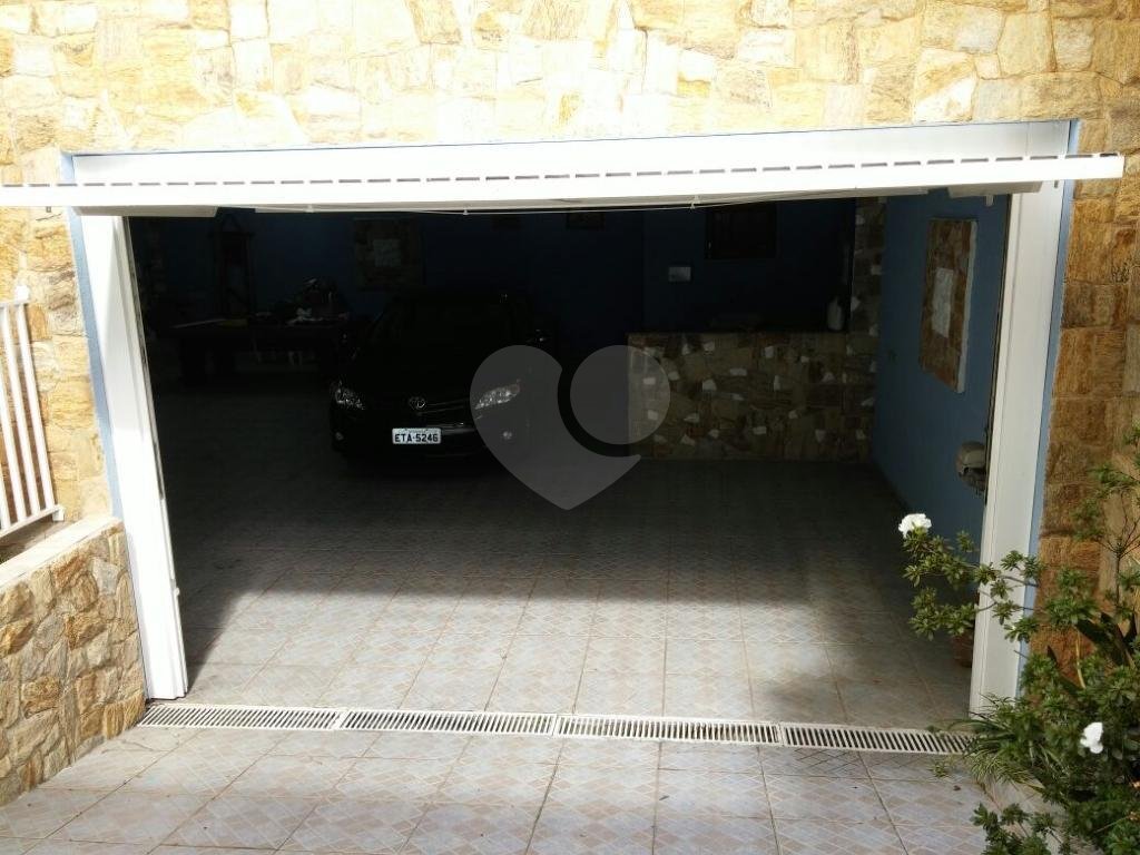 Casa assobradada com 3 suites , sendo uma master com hidromassagem e terraço, lavabo 6 vagas