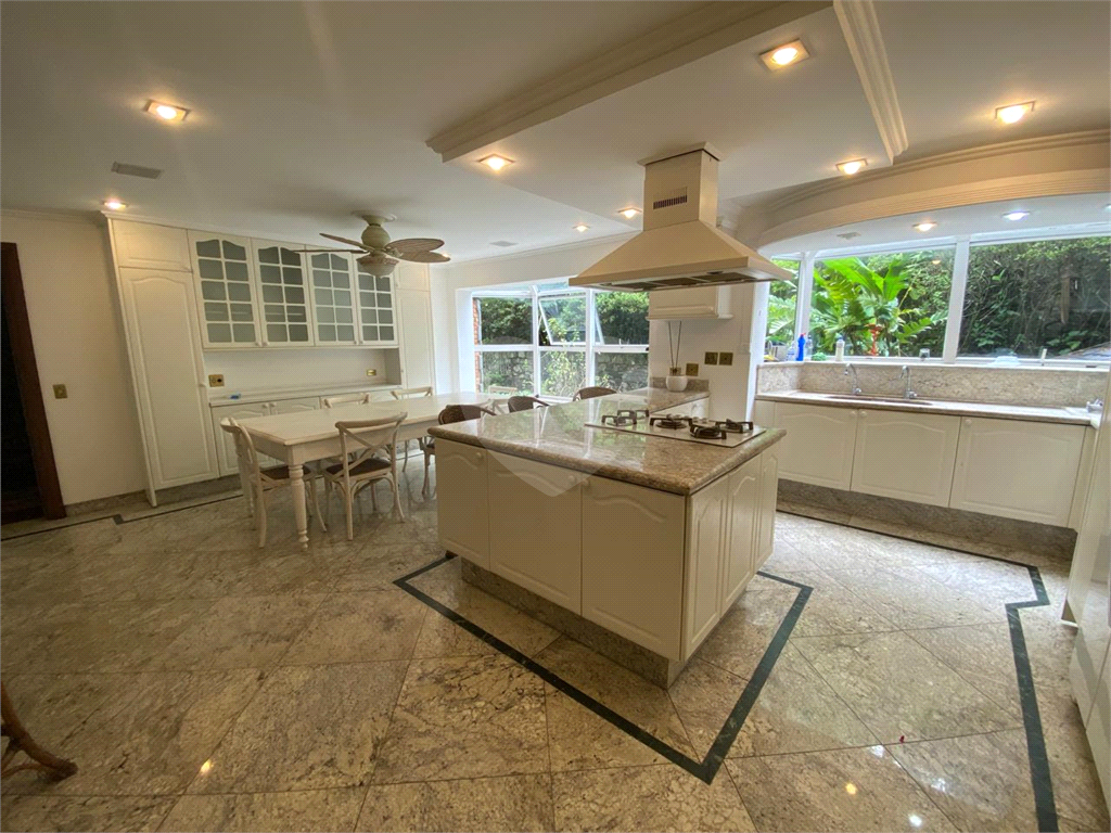 Casa com 1100m² no Morumbi reformada. Impecável