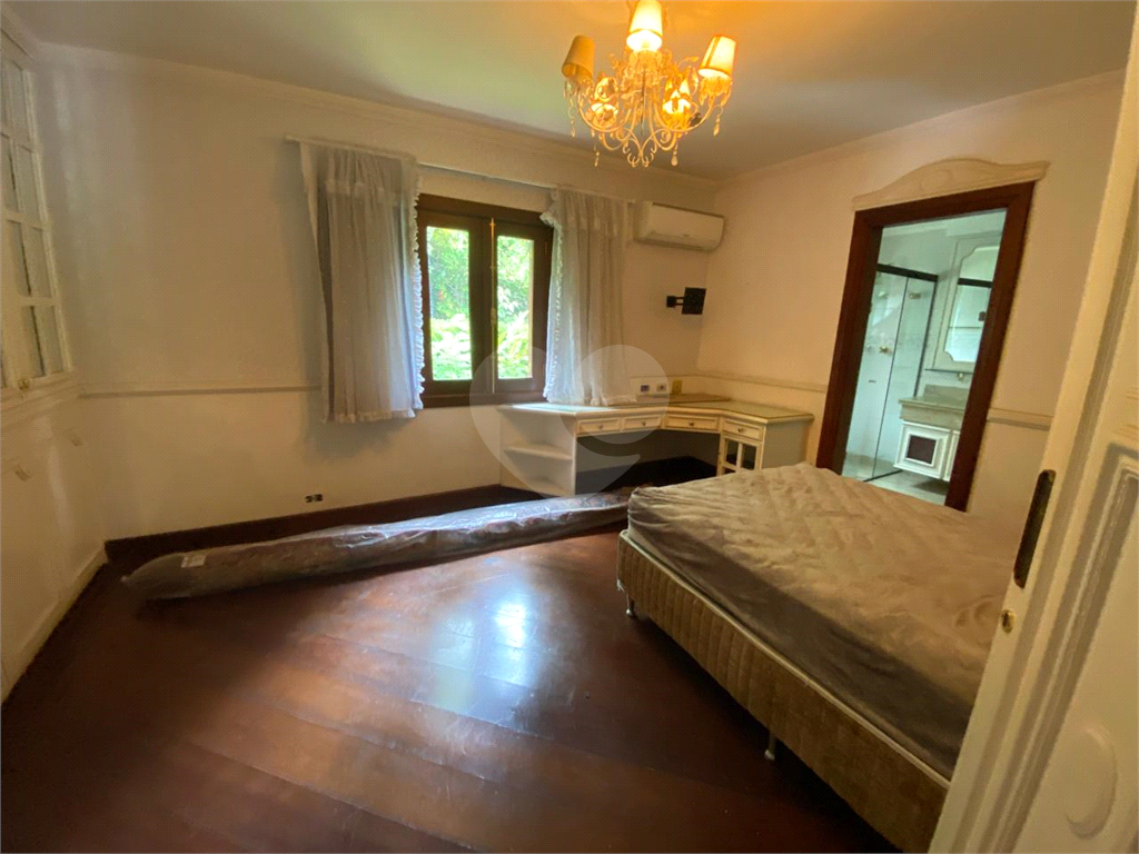 Casa com 1100m² no Morumbi reformada. Impecável