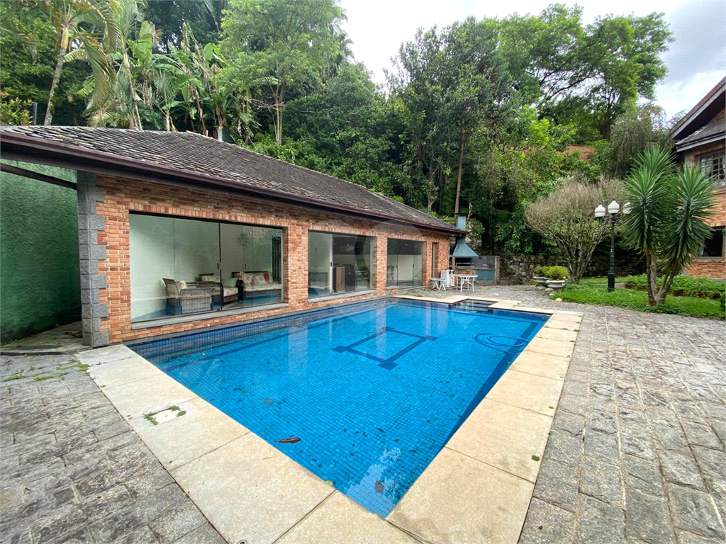 Casa com 1100m² no Morumbi reformada. Impecável